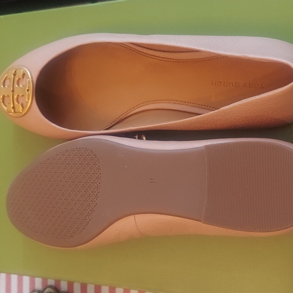 Tory Burch Women's Tan Flats with Gold Logo - Picture 4 of 7